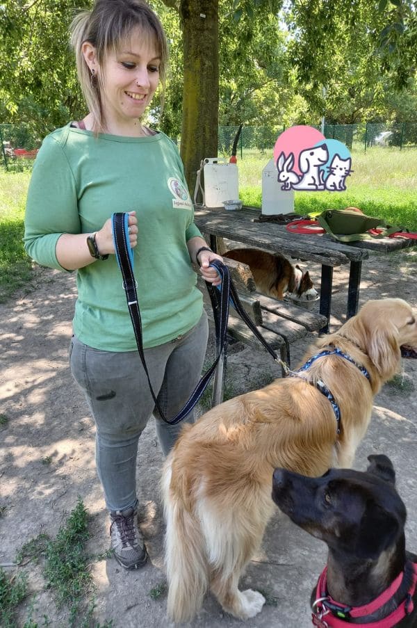 Marianna-dog-sitter-tiene-Peter-con-il-guinzaglio-Happylax